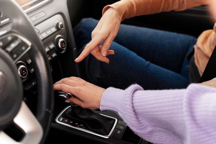 Perbedaan Antara Transmisi Otomatis Dan Manual Pada Mobil